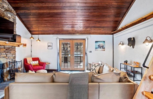 Custer Casa | Tatanka Hideaway Hot Tub Pool Table Massive Space