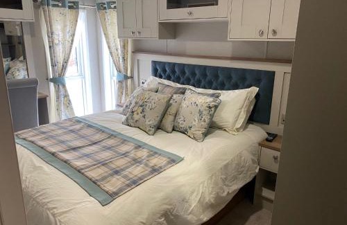 Tattershall Complejo | Tattershall Lakes Jet Ski Lake 3 Bedroom Cabin with Private jet ski dock