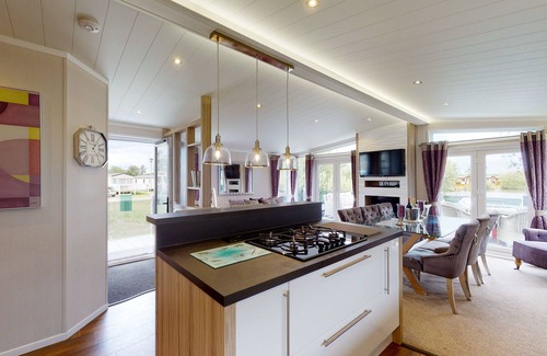Dogdyke Casa | Tattershall VIP Lodge - Sleeps 6 - Terrace with private hot tub