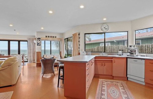 Waitahanui Casa | Taupo Beachfront Escape 12min to Town | Free Wifi