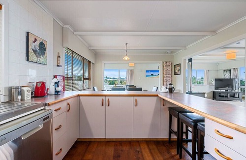 Taupo Casa | Taupo Panorama - Lake Taupo Holiday Home
