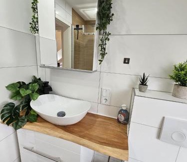 Altengroden Apartamento | Tautraum Suite mit Whirlpool und grünem Ausblick