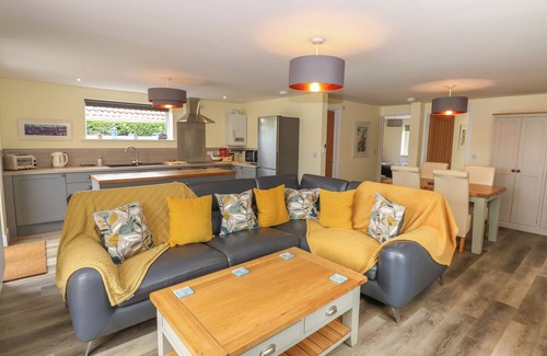 Ringstead Casa | TAWNY'S ROOST, pet friendly, with a garden in Snettisham