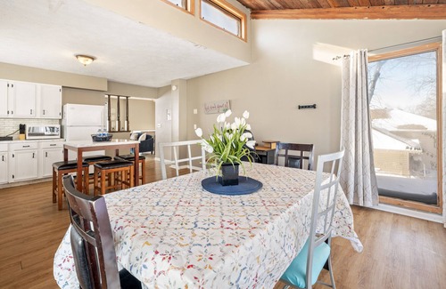 North Central Omaha Casa | Taylor. Serene pet friendly home. No pet fee!
