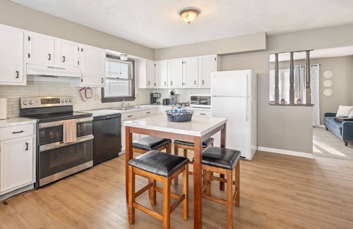 North Central Omaha Casa | Taylor. Serene pet friendly home. No pet fee!
