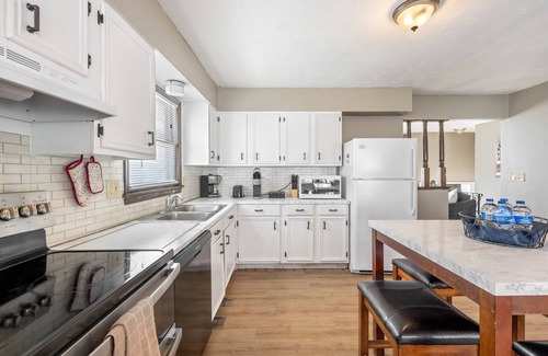 North Central Omaha Casa | Taylor. Serene pet friendly home. No pet fee!