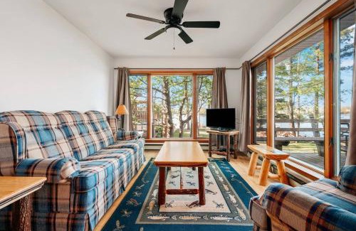 Mayfield Casa | TC Lake Stay-Pontoon & SUP Rentals - Sleeps 4!