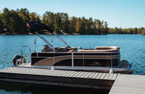 Mayfield Casa | TC Lake Stay-Pontoon & SUP Rentals - Sleeps 4!