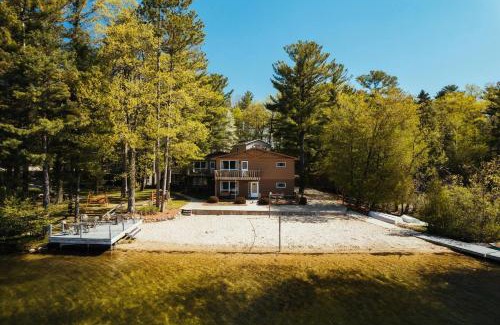Mayfield Casa | TC Lake Stay-Pontoon & SUP Rentals - Sleeps 4!