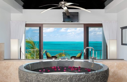 Providenciales Casa | Ocean Edge Villa // Romántica frente a la playa en Grace Bay Beach