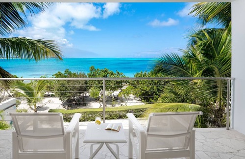 Providenciales Casa | Ocean Edge Villa // Romántica frente a la playa en Grace Bay Beach