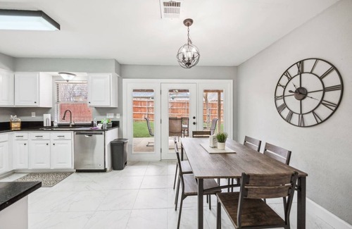 Euless Casa | TCH - Cozy 3bd/2ba Home with desk in Euless
