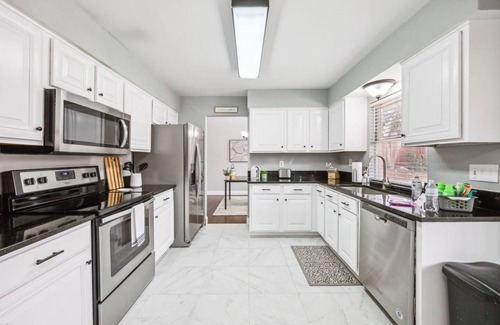 Euless Casa | TCH - Cozy 3bd/2ba Home with desk in Euless