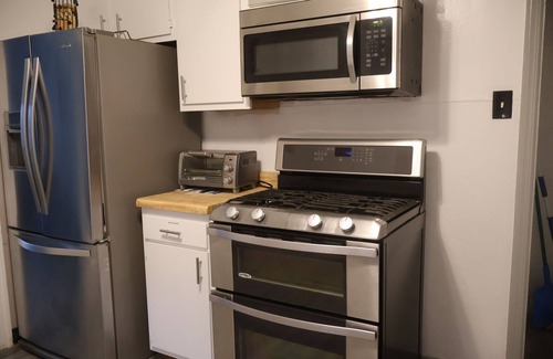 Macalester - Groveland Casa | Comfortable 2-Bedroom House in Mac-Groveland Near Dining & Colleges