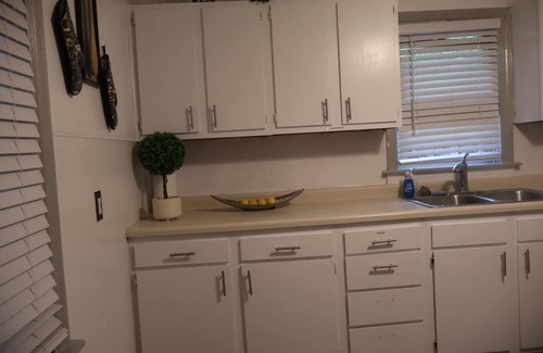 Macalester - Groveland Casa | Comfortable 2-Bedroom House in Mac-Groveland Near Dining & Colleges