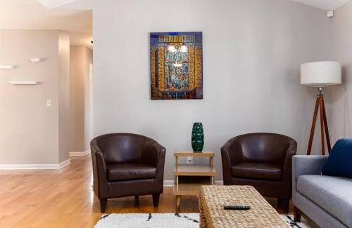 South Bend Apartamento | TDJ Getaway 4BR Home with game room