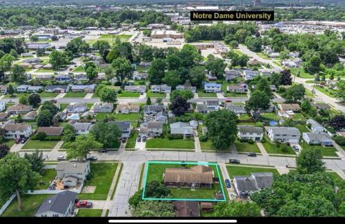 South Bend Apartamento | TDJ Getaway 4BR Home with game room