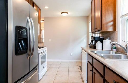 South Bend Apartamento | TDJ Getaway 4BR Home with game room