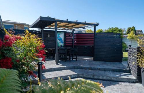 Taupo Casa | Te Aroha Whare, Cozy 3BR Retreat With Garage and BBQ