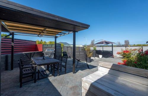 Taupo Casa | Te Aroha Whare, Cozy 3BR Retreat With Garage and BBQ