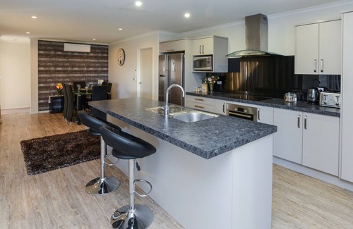Napier Cabaña | Te Awa Treasure - Napier Holiday Home