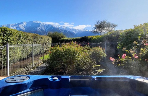 Kaikoura Casa | Te Mahuru Retreat Kaikoura. 2 Hot Tubs, Outstanding Views, Space to Play & Relax