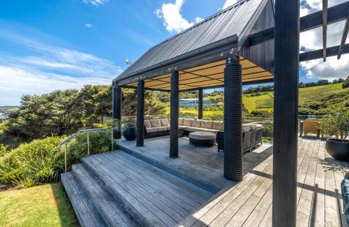 Omiha Casa | Te Whau Retreat - Whole Property - Be My Guest Waiheke