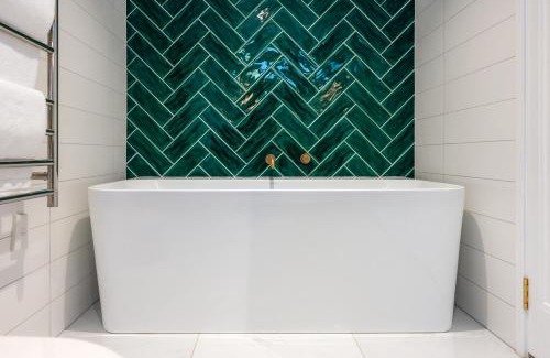 Omiha Casa | Te Whau Retreat - Whole Property - Be My Guest Waiheke