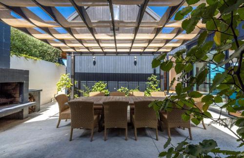 Omiha Casa | Te Whau Retreat - Whole Property - Be My Guest Waiheke