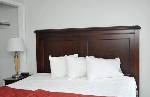 Lake George Hotel | Tea Island Resort