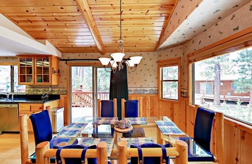 Eagle Mountain Estates Cabina | Teakwood Cozy Wood Cabin with Fireplace