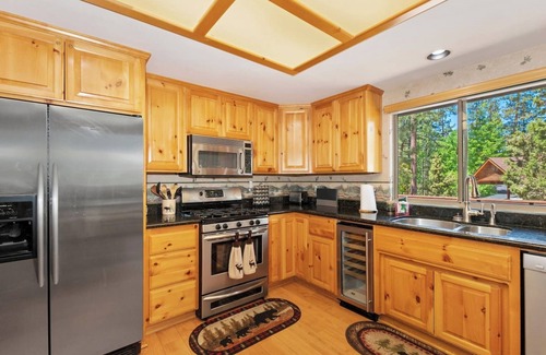 Eagle Mountain Estates Cabina | Teakwood Cozy Wood Cabin with Fireplace