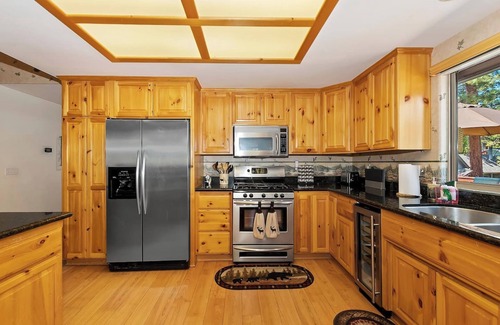 Eagle Mountain Estates Cabina | Teakwood Cozy Wood Cabin with Fireplace