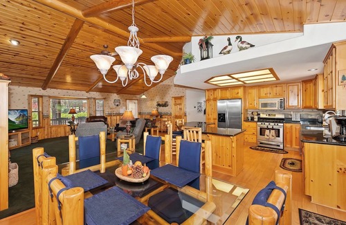Eagle Mountain Estates Cabina | Teakwood Cozy Wood Cabin with Fireplace
