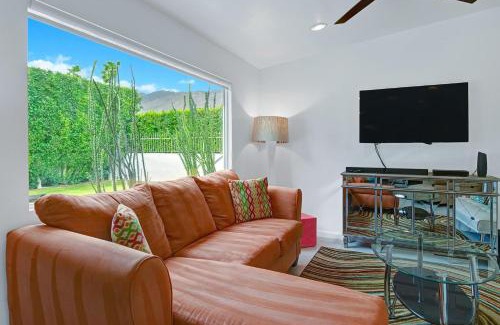 Sunrise Vista Chino Casa | Teal and Tangerine Retreat - Meredith Lodging
