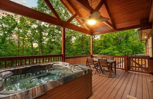 Kirbyville Casa | Teal's Treasure - Secluded Lakeside Cabin for 8