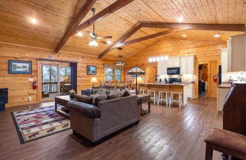 Kirbyville Casa | Teal's Treasure - Secluded Lakeside Cabin for 8