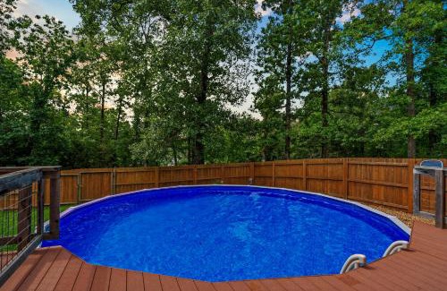 Kirbyville Casa | Teal's Treasure - Secluded Lakeside Cabin for 8