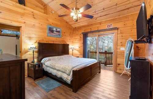 Kirbyville Casa | Teal's Treasure - Secluded Lakeside Cabin for 8