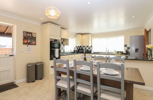 Stalham Cabaña | TEASEL COTTAGE, pet friendly, with open fire in Stalham