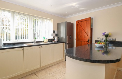 Stalham Cabaña | TEASEL COTTAGE, pet friendly, with open fire in Stalham