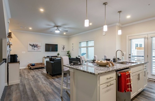 Woodbridge Condominio | Tech Savvy Extended Stay Haven- Family and Pet Friendly 20 minutes from D.C.