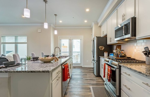 Woodbridge Condominio | Tech Savvy Extended Stay Haven- Family and Pet Friendly 20 minutes from D.C.