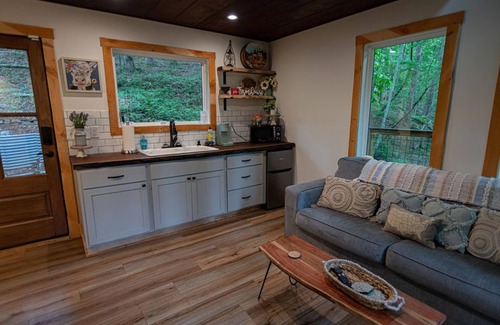 Dahlonega Cabina | Tech Time: Secluded Treehouse Overlooking Creek