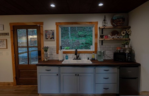 Dahlonega Cabina | Tech Time: Secluded Treehouse Overlooking Creek