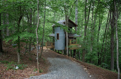 Dahlonega Cabina | Tech Time: Secluded Treehouse Overlooking Creek