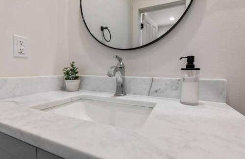 Lafayette Apartamento | Teche House KING Bed Luxury Getaway Fast WiFi