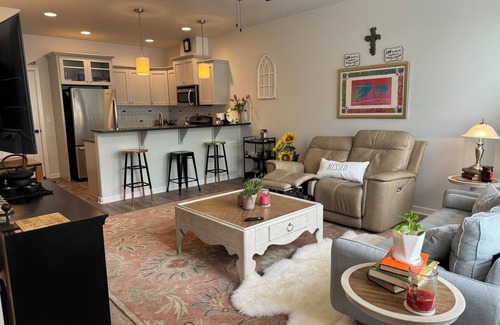 West Valley Casa | Ted Mason 5 Mi. Luxury Townhouse: Private, Quiet, Convenient w/ Fireplace & Park