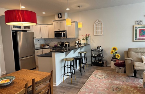 West Valley Casa | Ted Mason 5 Mi. Luxury Townhouse: Private, Quiet, Convenient w/ Fireplace & Park