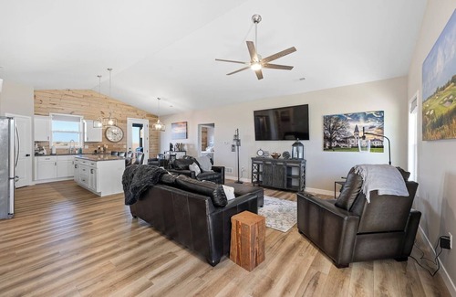 Manhattan Casa | Tee'd Up Colbert Hills at Home Stay MHK